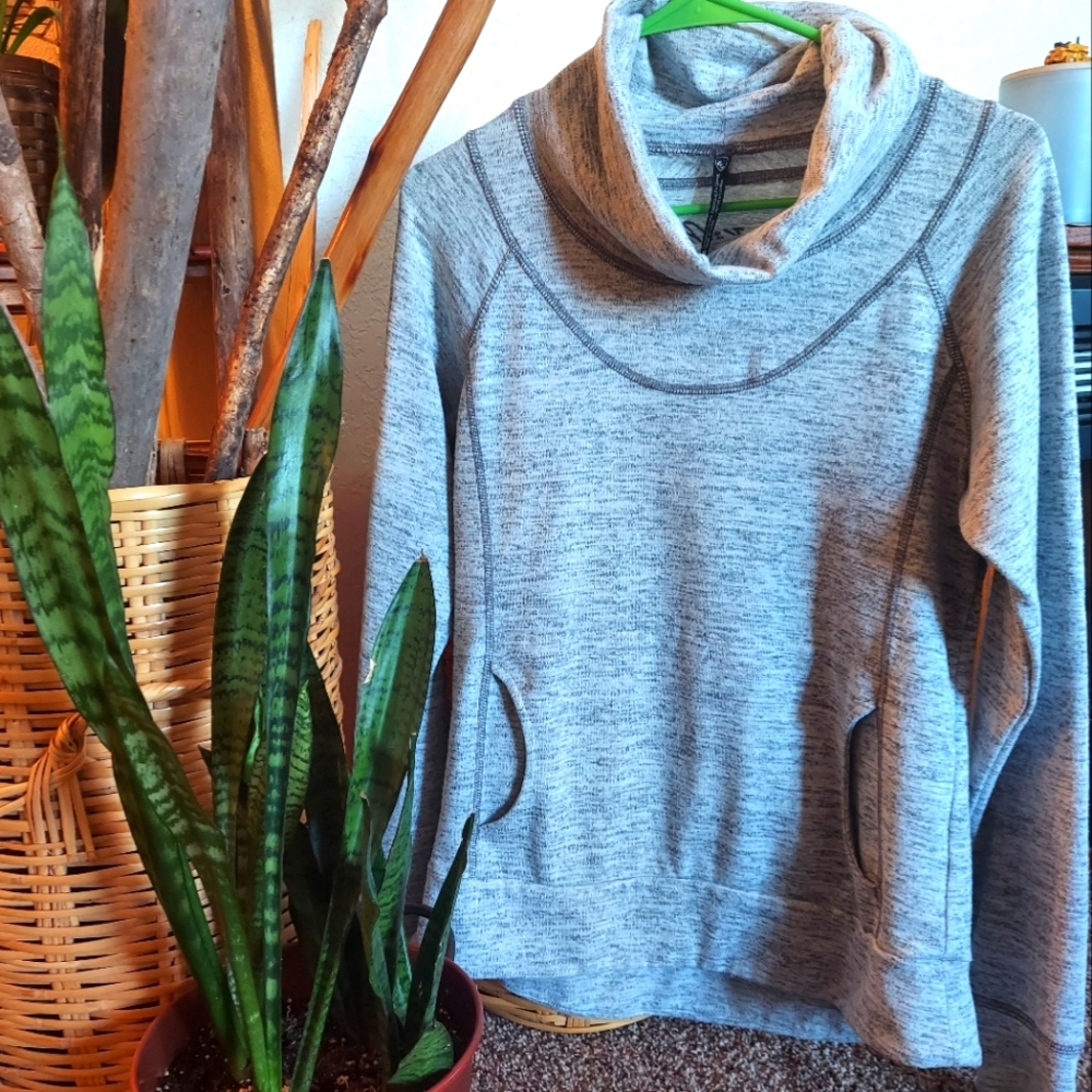 Kuhl Lea Cowlneck Pullover w/kangaroo pocket & thumb holes Women's Medium